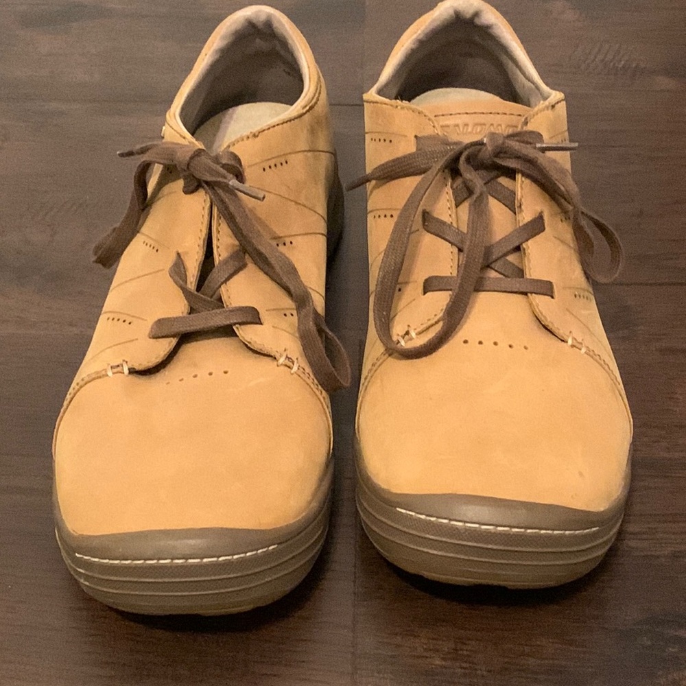 SALOMON WALKING SHOES 9.5